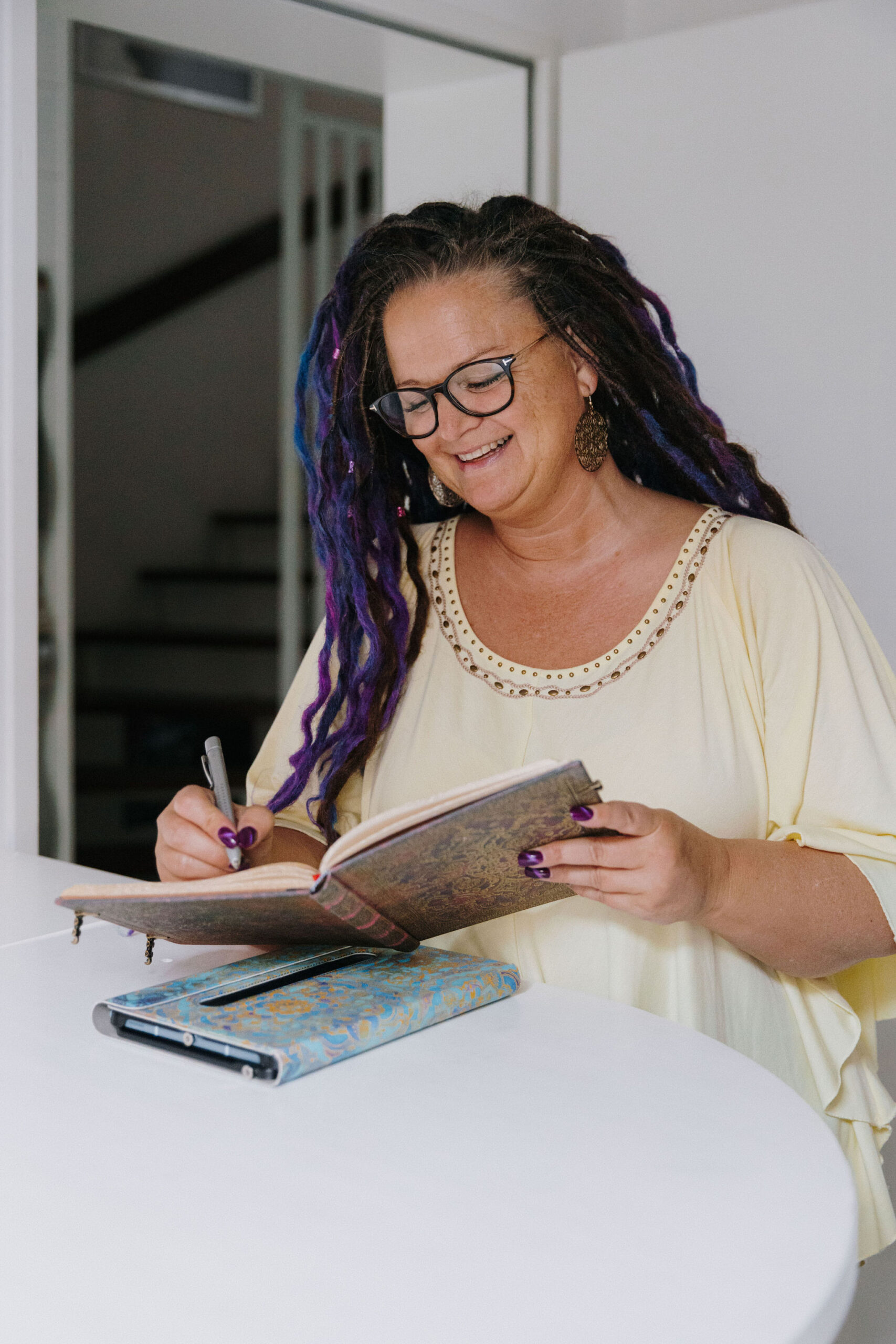 Spiritual Life Coach Beate Meyer Finde durch das Workbook "Rad des Lebens" Klarheit