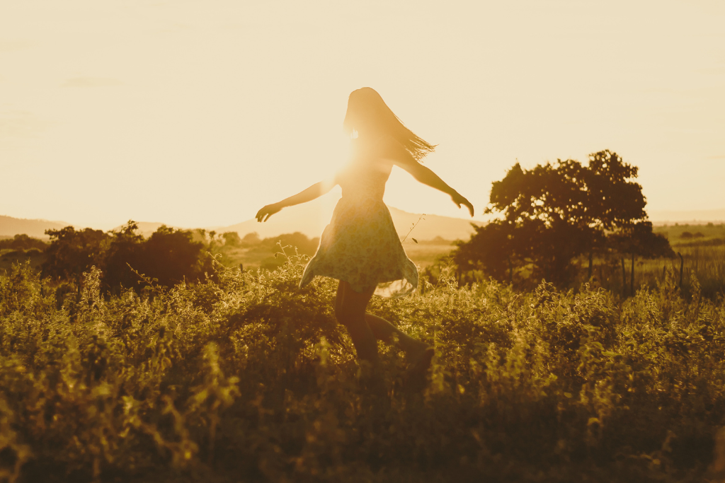 Coaching Paket Dance Beate Meyer Seelencoaching Frau tanzend vor dem Sonnenuntergang